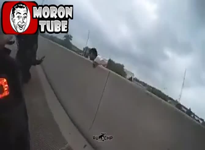 Video :When a suspect misinterprets what the policeman is telling him to do
